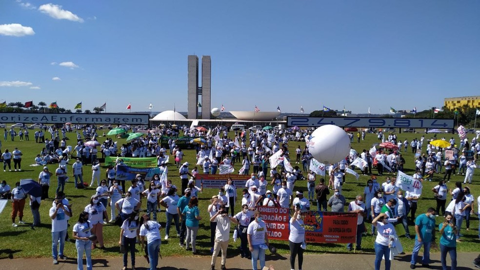 Dia Internacional da Enfermagem é marcado por protesto em Brasília